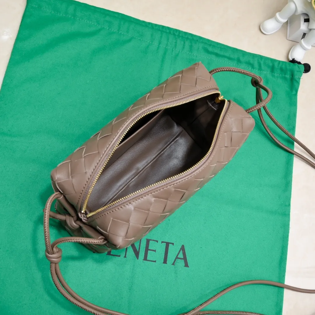 Batch 1260 B's new model is coming🔥Classic woven logo✅ The bag body is made of selected original sheepskin. The texture is soft and waxy. The simple square bag body is classic and versatile. The internal design is very practical. It has a large space and has an adjustable iconic leather drawstring. It can be said to be both elegant and practical. The design is very simple and elegant, with a kind of literary and retro style. Size 22x15x8, model: 6684#